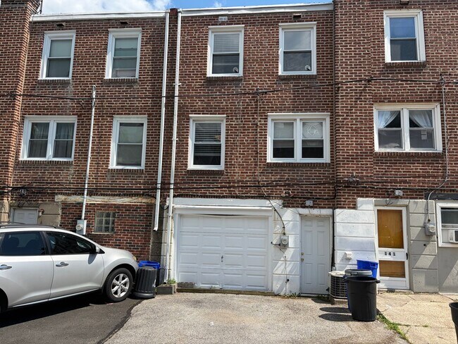 Building Photo - Well Maintained Brick Rowhome in Spring Mill Section of Clifton Heights Is Now Available for Lease