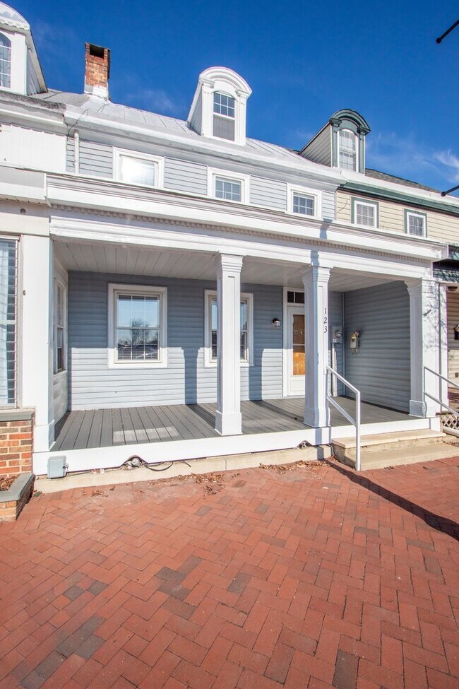 Foto del edificio - Wonderful Updated TownHouse in the Heart of Middletown - On Main St