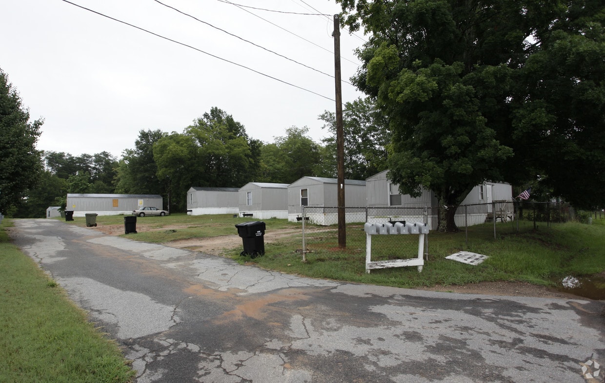 Building Photo - White Pines Park