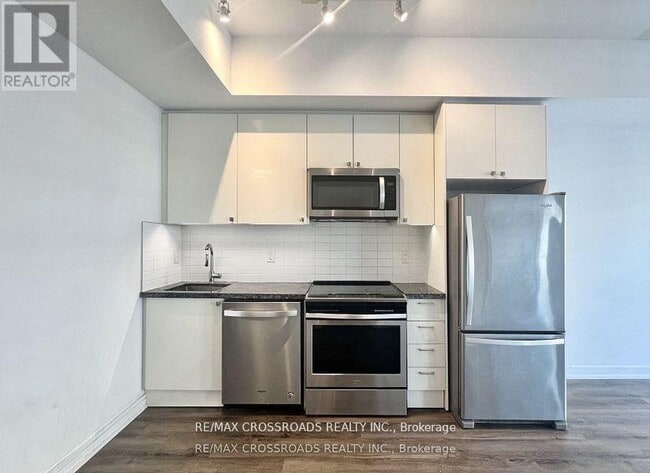 Building Photo - 621-621 Sheppard Ave E
