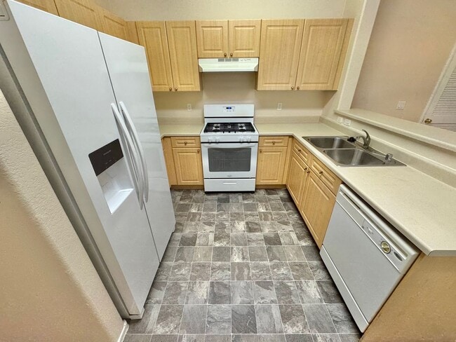 Building Photo - *** NEW YEARS WINTER WELOME DEAL!! $500 OFF FIRST MONTHS RENT IF MOVED IN 2 WEEKS!!*** COMFORTABL...