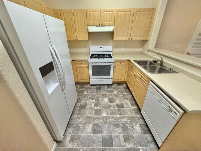 Building Photo - ***SUPER SPRING SPECIAL!!!  -$500 OFF FIRST MONTHS RENT IF MOVED IN 2 WEEKS!!*** COMFORTABLE 2-BE...