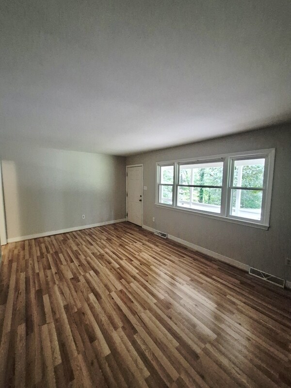 Building Photo - 3041 Clintwood Rd
