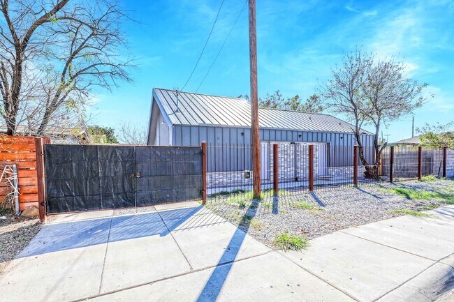 Building Photo - 2301 Ligarde St