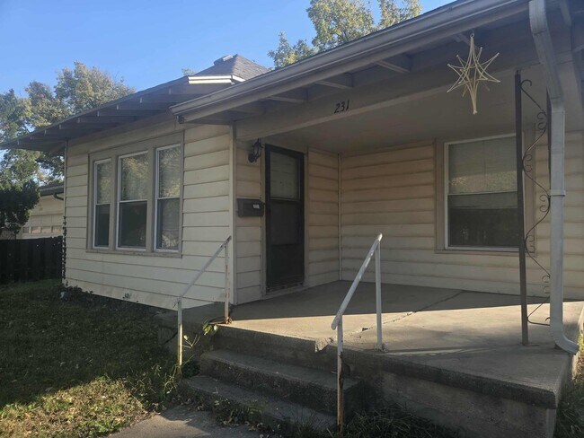 Foto del edificio - Spacious Home with large back yard!