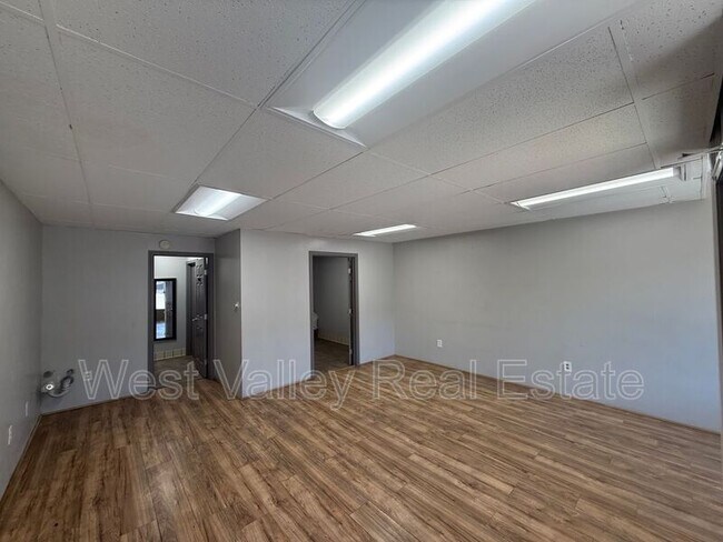 Building Photo - 518 Center St