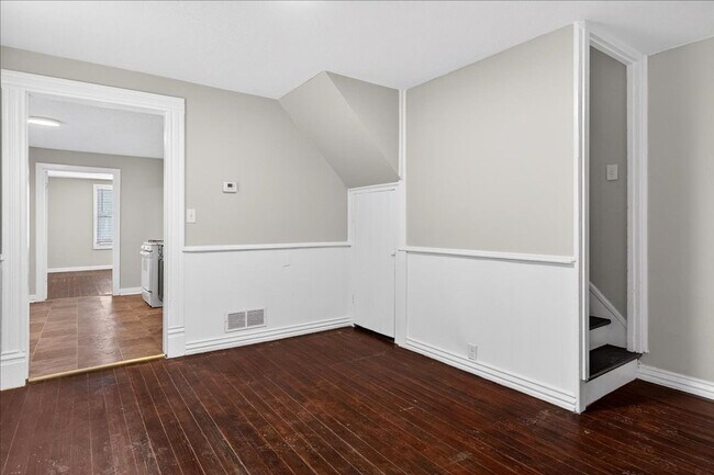 Building Photo - 4 Bedroom, 1.5 Bath house in Shelby Park, Fenced, Off-street Parking, Pets OKAY!