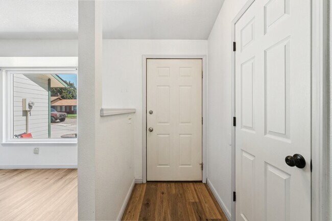 Building Photo - 5591 N Marlboro Ave