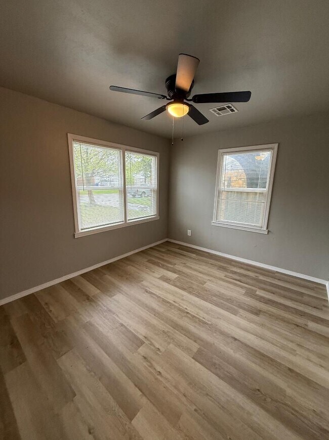 Foto del edificio - Available NOW! 2 Bed Plus Bonus Room 1 Bat...
