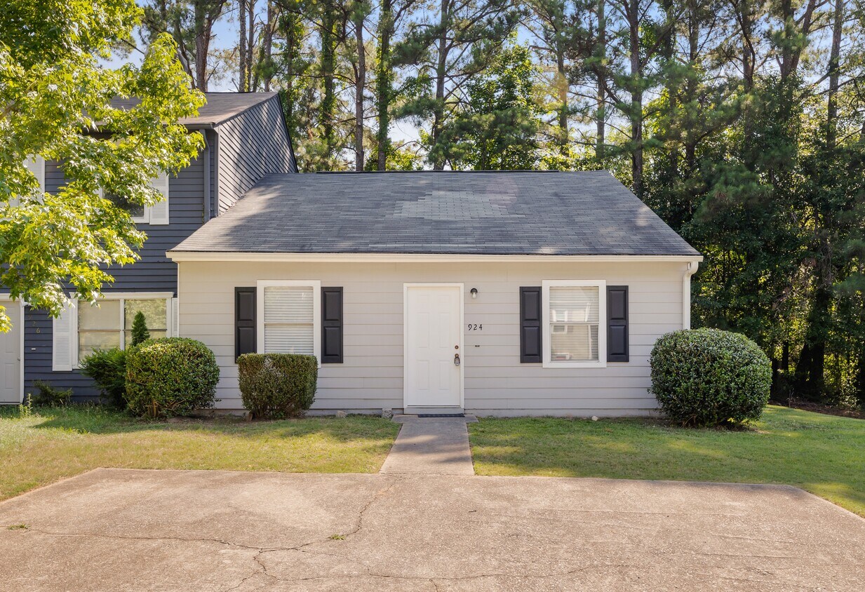924 Westland Dr, Marietta, GA 30064 Condo for Rent in Marietta, GA