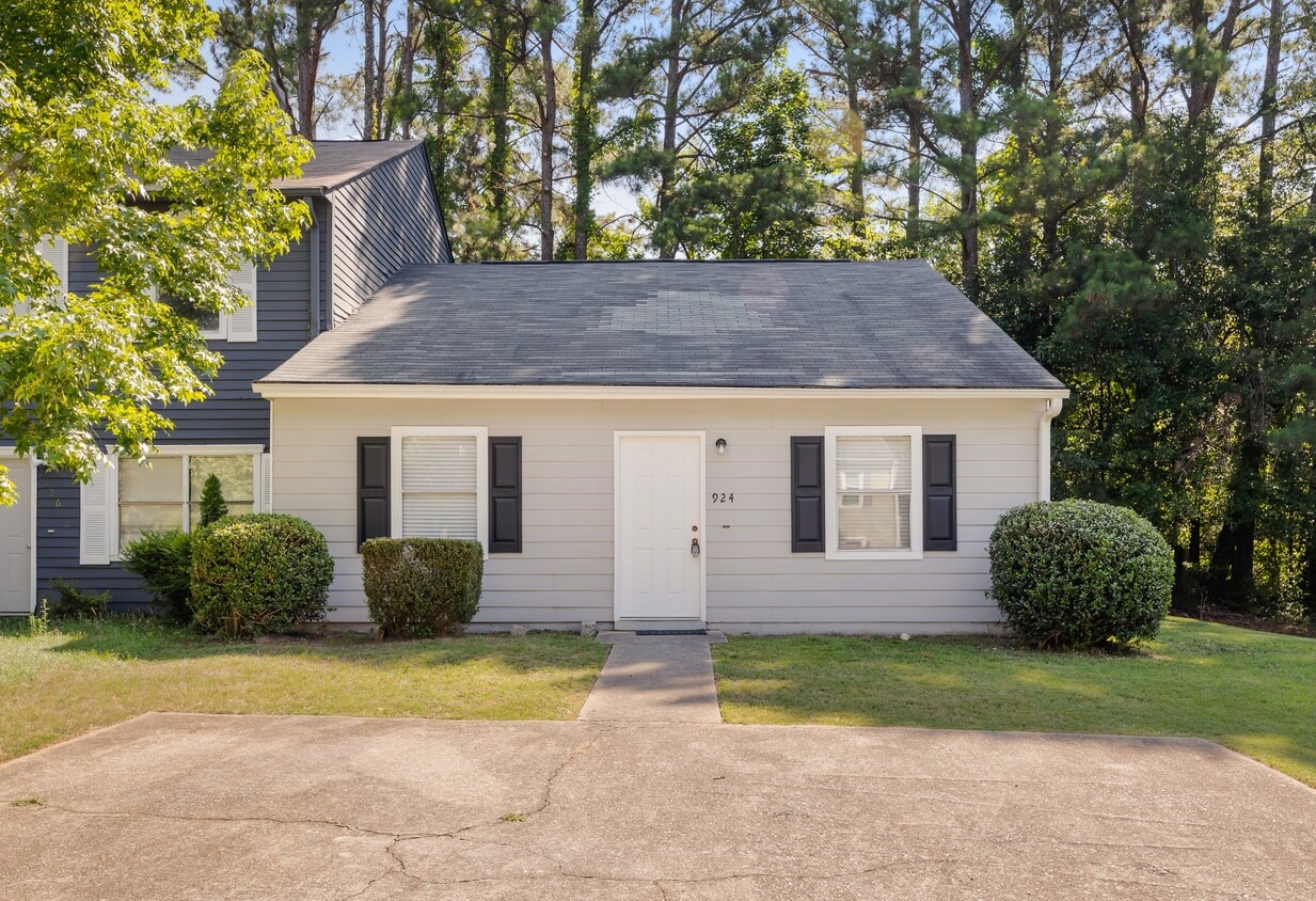 924 Westland Dr, Marietta, GA 30064 Condo for Rent in Marietta, GA