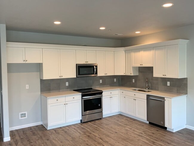 Building Photo - LIVE ON THE WILLAMETTE RIVER