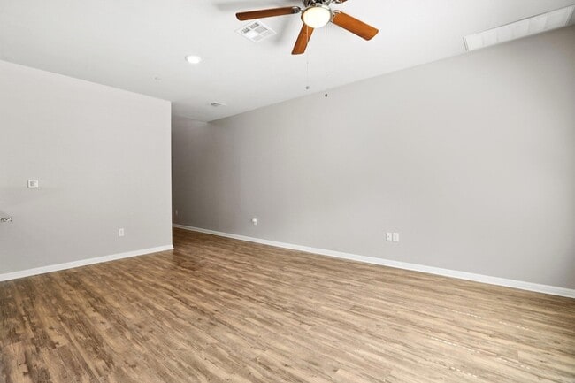 Building Photo - 516 E Slaughter Ln