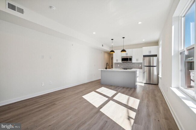 Building Photo - 911 S 51st St