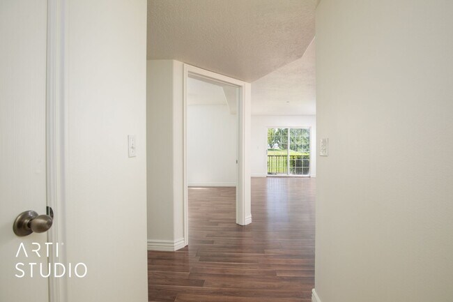 Building Photo - Wonderful 3 bed/2 bath Condo!