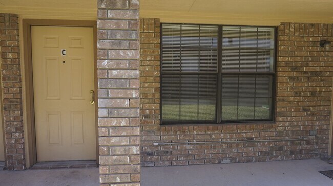 Building Photo - 904 Clairidge Ave