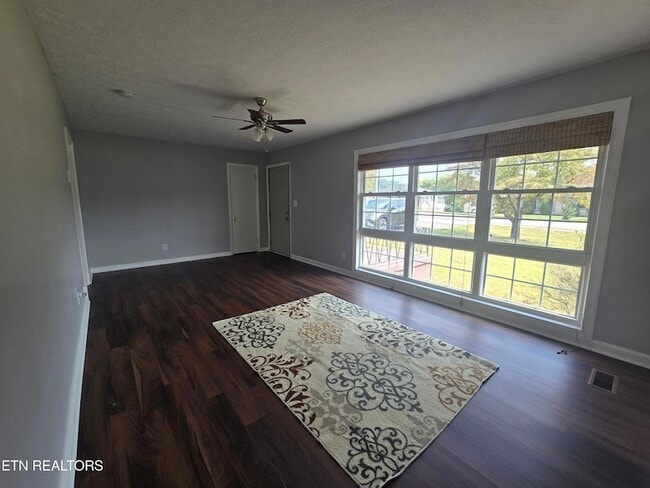 Building Photo - 415 Highland Dr