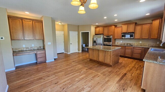 Foto del edificio - SPACIOUS HOME WITH FINISHED BASEMENT IN NORTH RANGE VILLAGE!