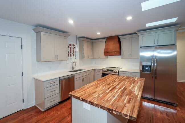 Building Photo - 440 S May St