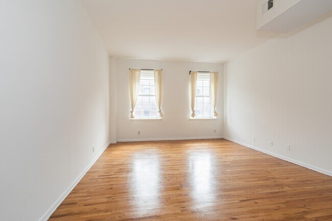 Loft Studio - 341 Monmouth St