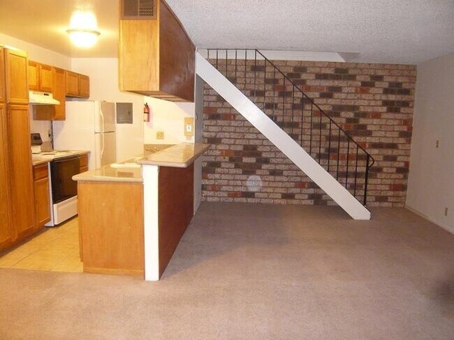 Foto del edificio - Walking distance to Union City Bart Station, Marina Food and Logan High