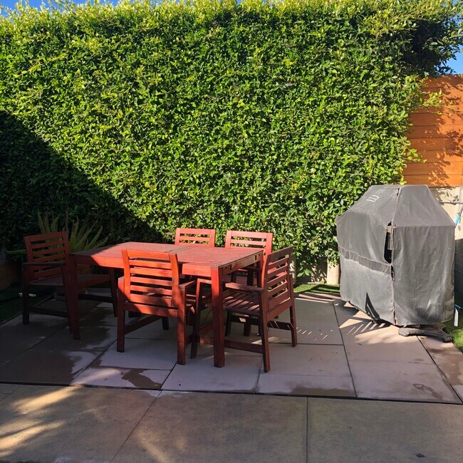 Garden/ BBQ area - 668 Marr St