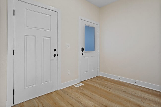 Building Photo - 116 Eiche Dr