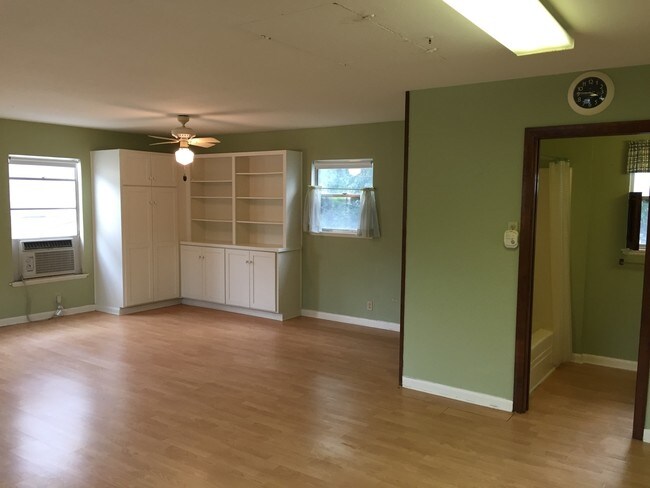 Building Photo - 301 E Rosewood Ave