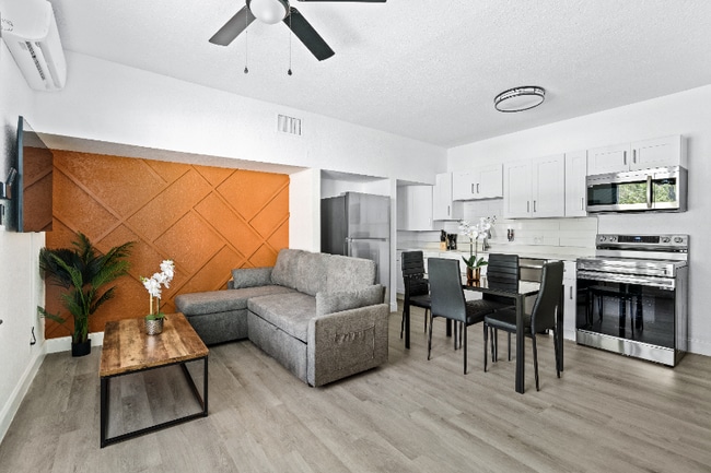 Photo - 209 W Gladys St Apartment