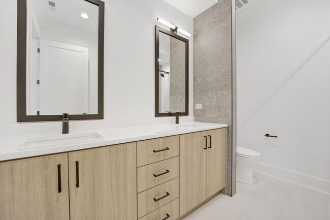 Building Photo - 3 bedroom in Chicago IL 60625