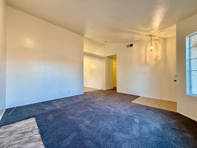 Foto del edificio - 5843 Charlotte Pl