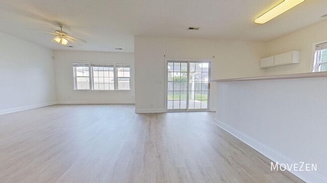 Building Photo - 4705 Pineview Dr