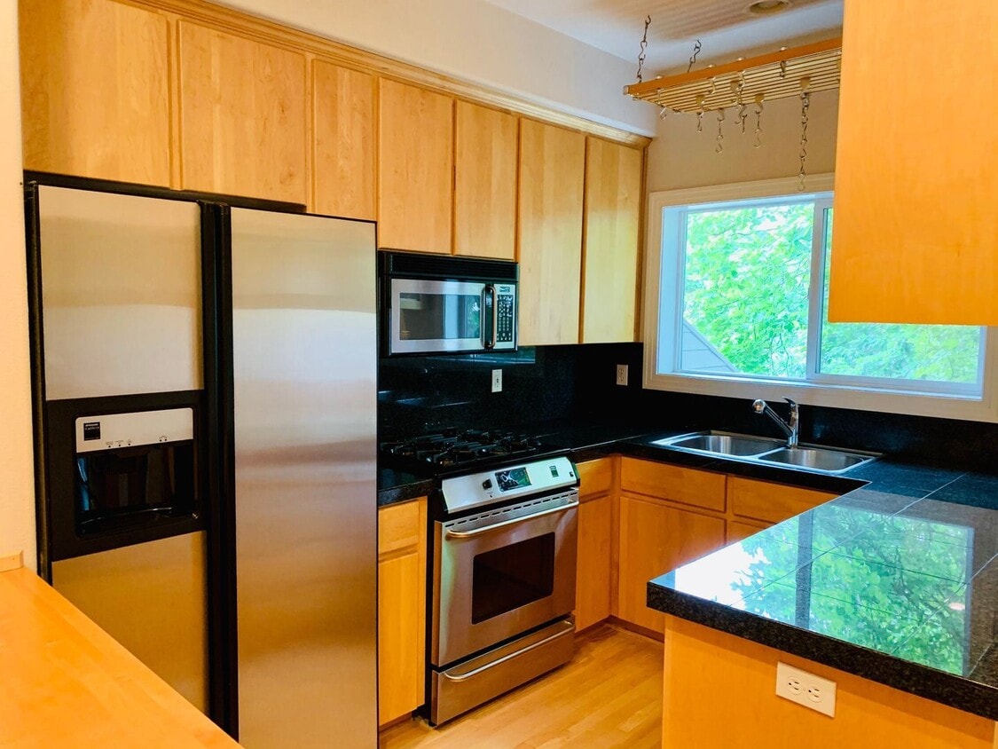 Building Photo - 2 br, 2.5 bath House - 2665 NW Thurman St