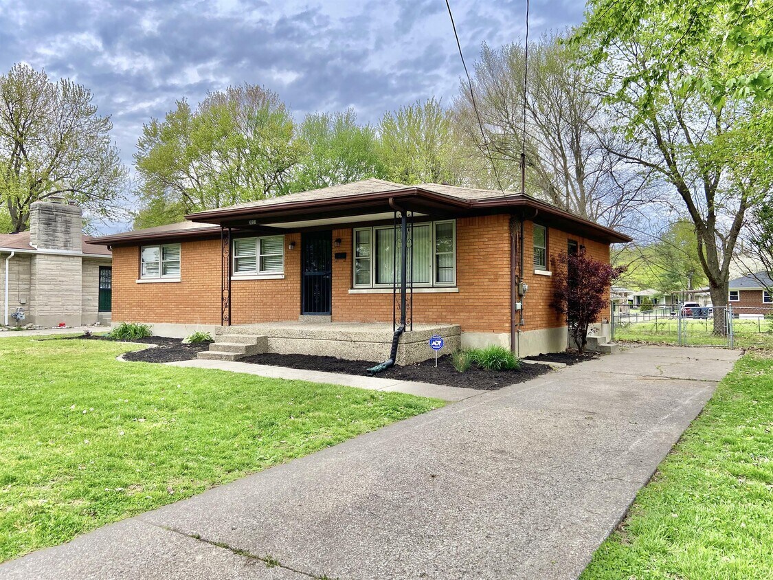 3021 Teakwood Cir, Louisville, KY 40216 House Rental in Louisville