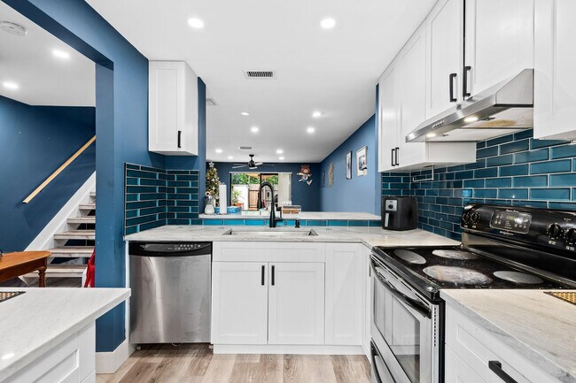 Foto del edificio - 3082 S Oakland Forest Dr