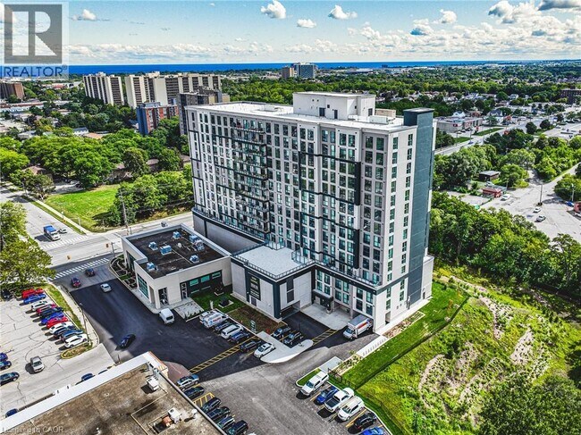 Building Photo - 870 Queenston Rd