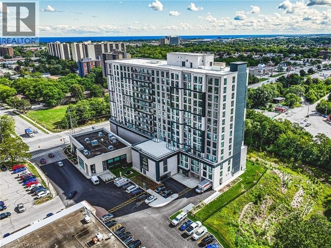 Building Photo - 870 Queenston Rd