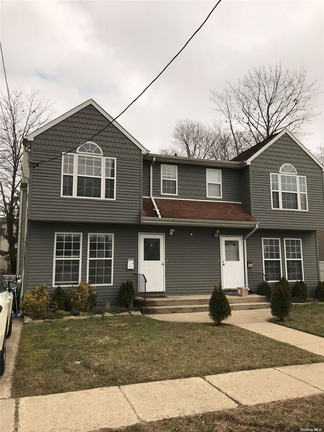 42 Edgewood Rd Unit A, Port Washington, NY 11050 Room for Rent in