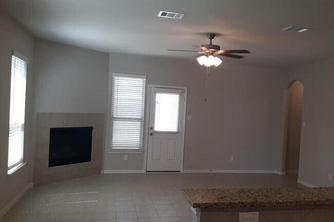 Foto del edificio - 3321 Explorer Dr