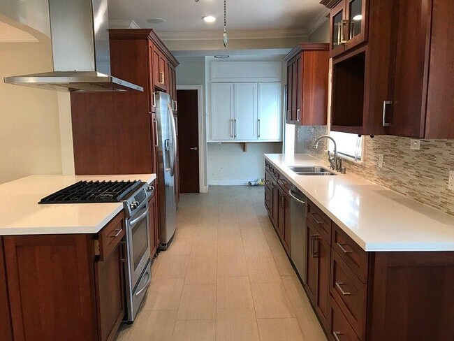 Kitchen - 1047 S Mansfield Ave