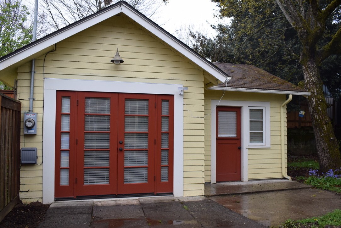 Single detached studio - 2034 N Winchell St