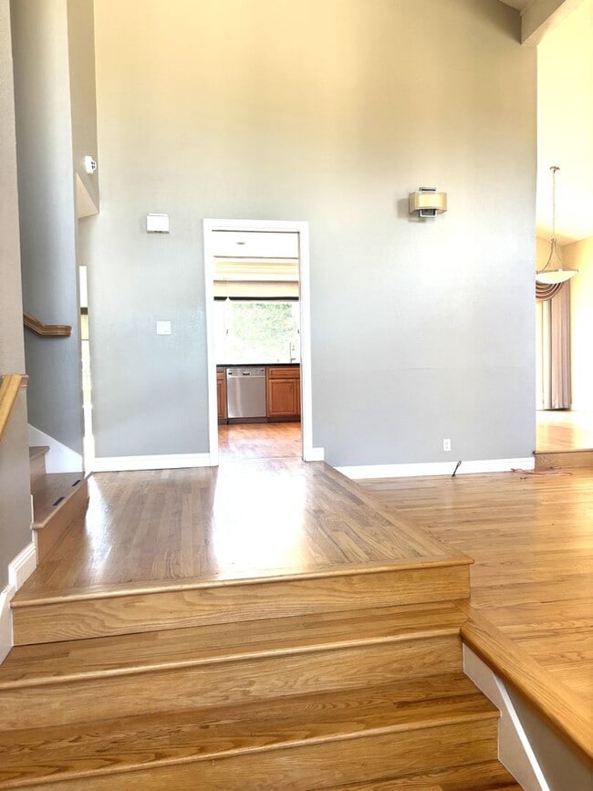 Building Photo - Stunning 4-Bedroom Home on Golf Course wit...