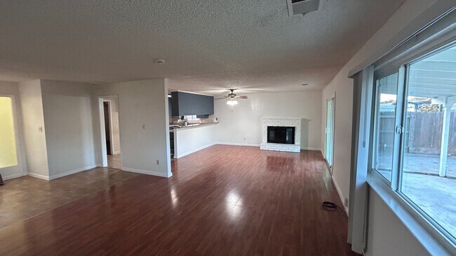 Foto del edificio - 1717 Briarwood Dr