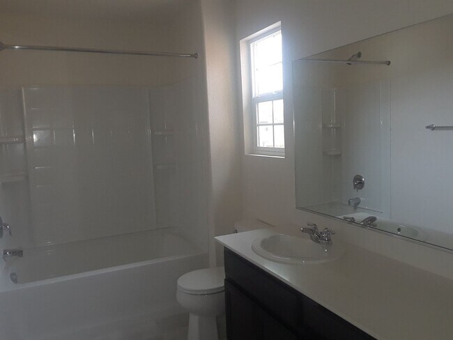 Foto del edificio - Centrally Located 3 Bedroom, 2.5 bath in gated community of Elk Grove