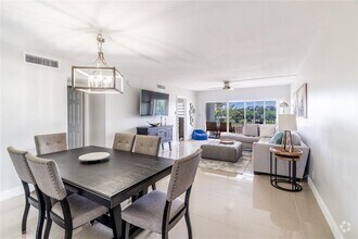 Building Photo - 2950 N Palm Aire Dr
