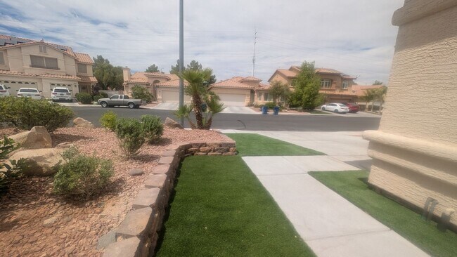 Foto del edificio - 3 bedroom 1 story house with large backyar...