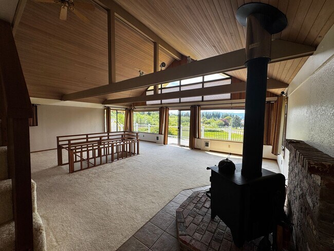 Building Photo - Hansville Home with Water Views