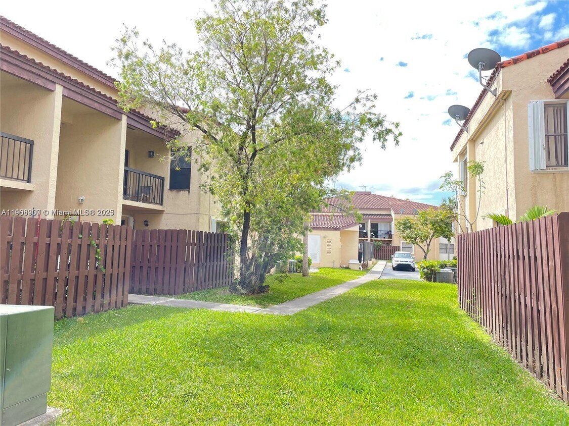 Foto principal - 680 W Park Dr