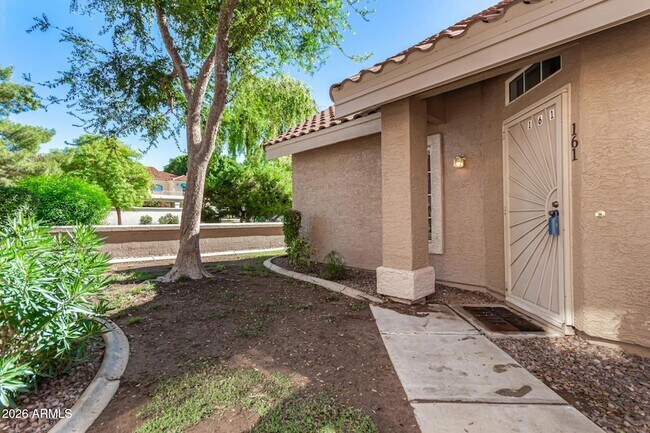 Foto del edificio - 1633 E Lakeside Dr