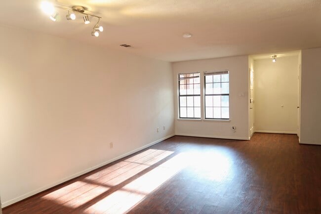 Building Photo - 356 Park Brook Dr